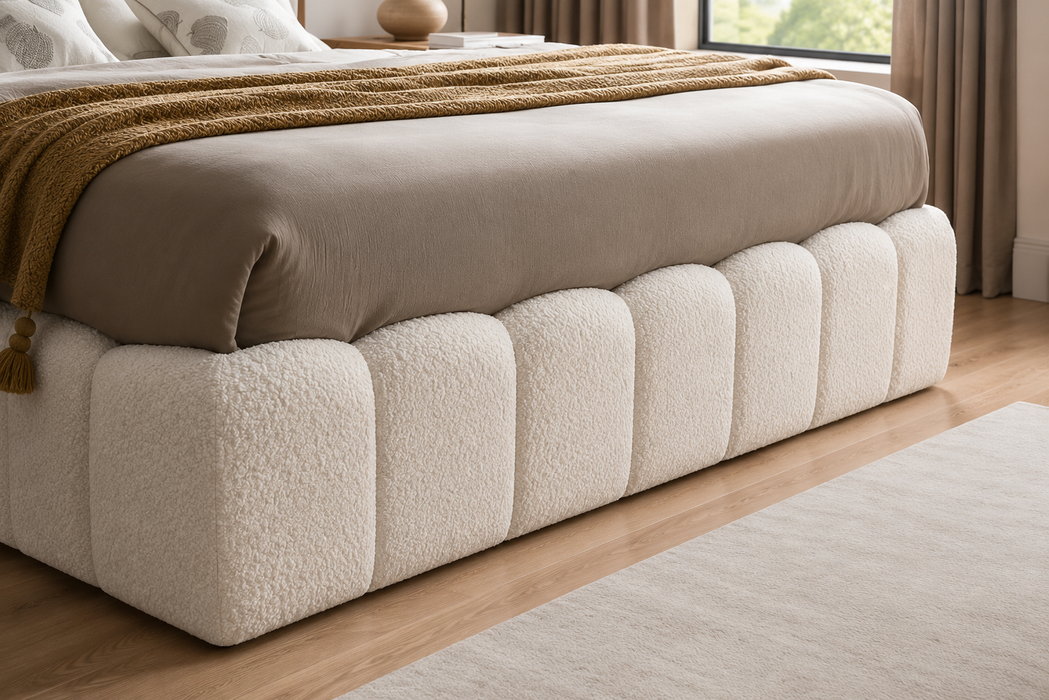 Cloud Bett mit Boucle & Creme