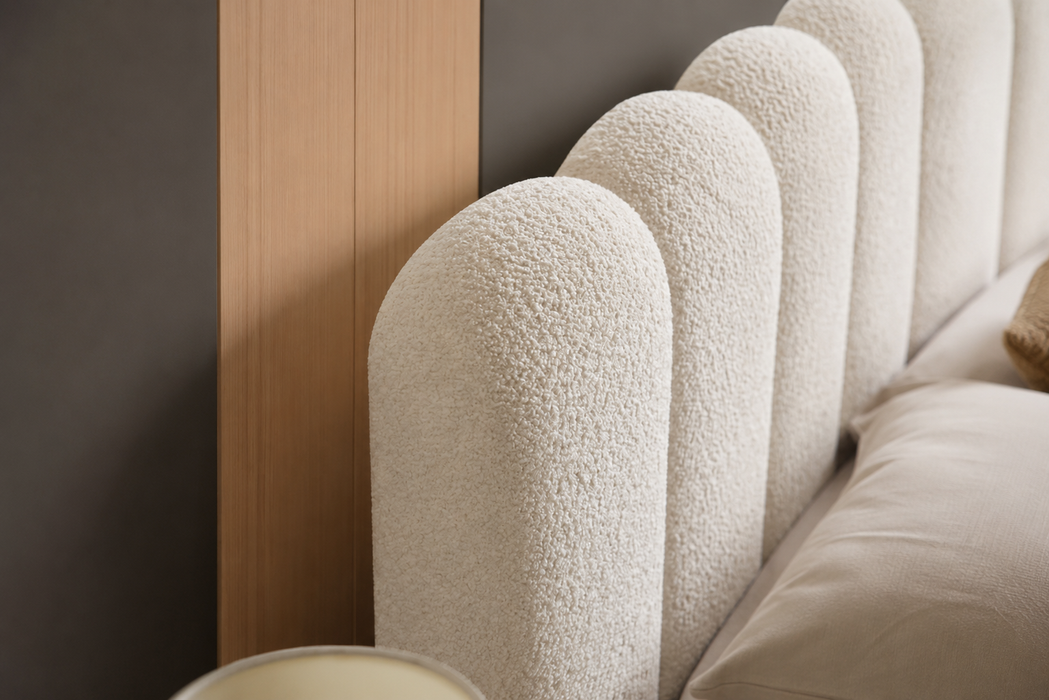Cloud Bett mit Boucle & Creme
