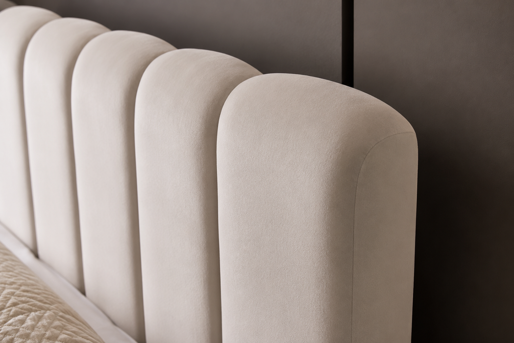 Cloud Bett in Samt & Beige
