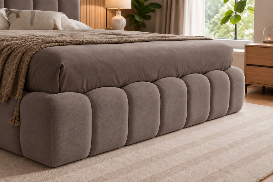Cloud Bett mit Samtstoff in Taupe