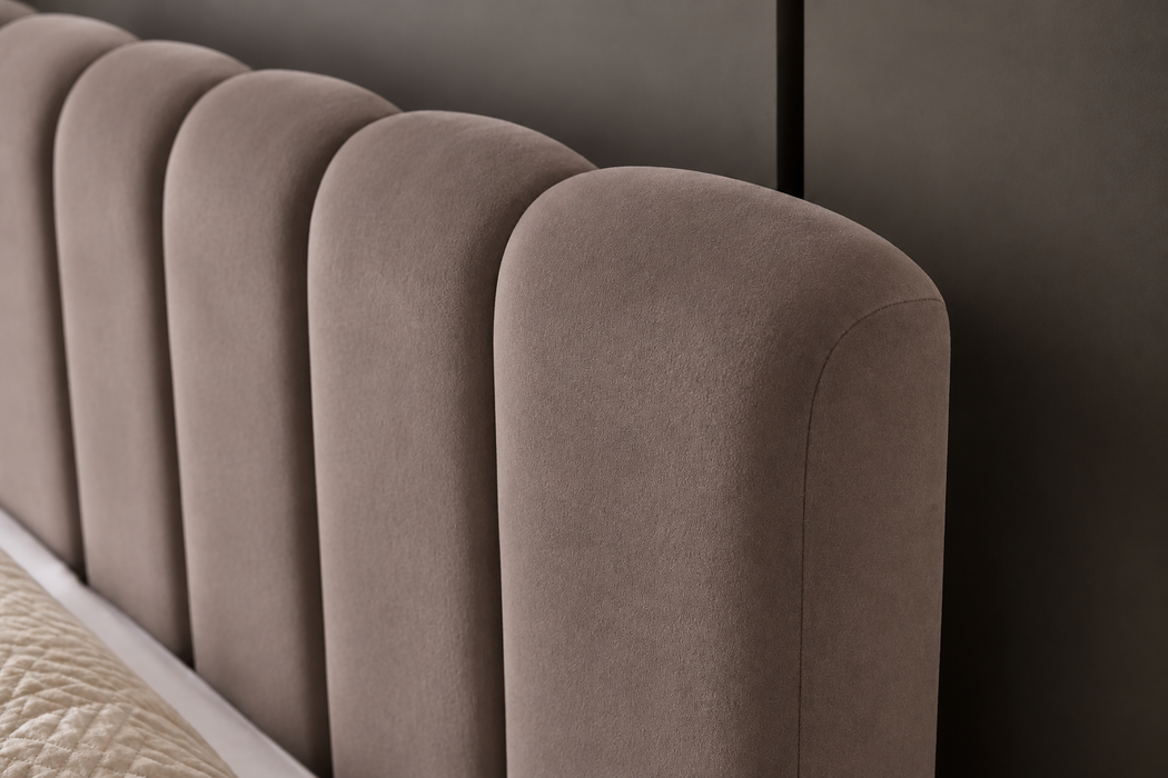 Cloud Bett mit Samtstoff in Taupe