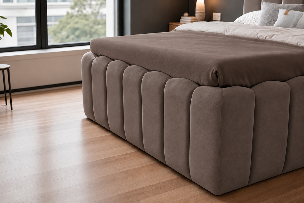 Cloudy Bett mit Samtstoff in Taupe