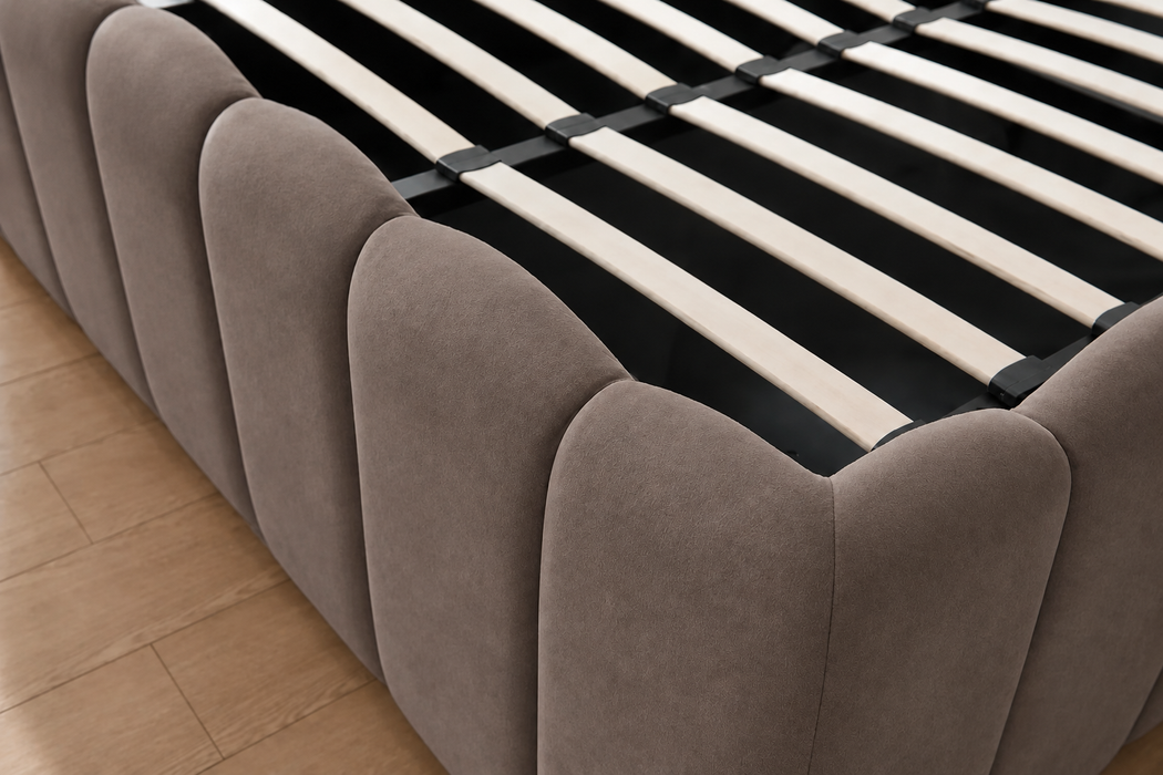 Cloudy Bett mit Samtstoff in Taupe