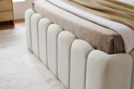 Fußteil des Cloudy Teddy Betts in Beige im Detail