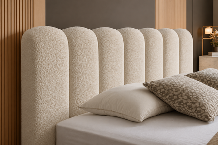 Gepolstertes Kopfteil des Cloudy Betts in Bouclé Creme