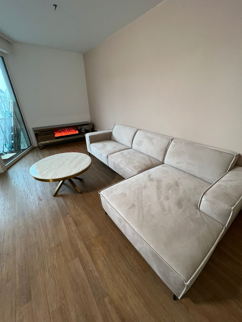 Wohnzimmer eines Kunden mit beigem Ecksofa
