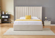 Marbella Bett in der Farbe beige mittig im Schlafzimmer platziert