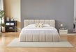 Venedig Bett mit Bettkasten in beige mittig im Schlafzimmer platziert